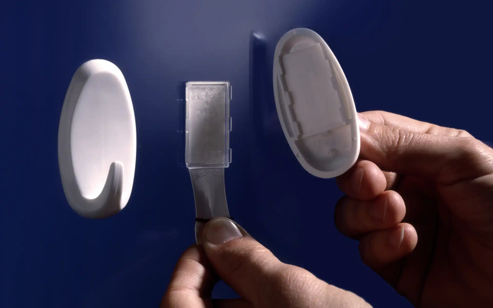 Beiersdorf TESA Klebehaken: in-use on darkblue wall