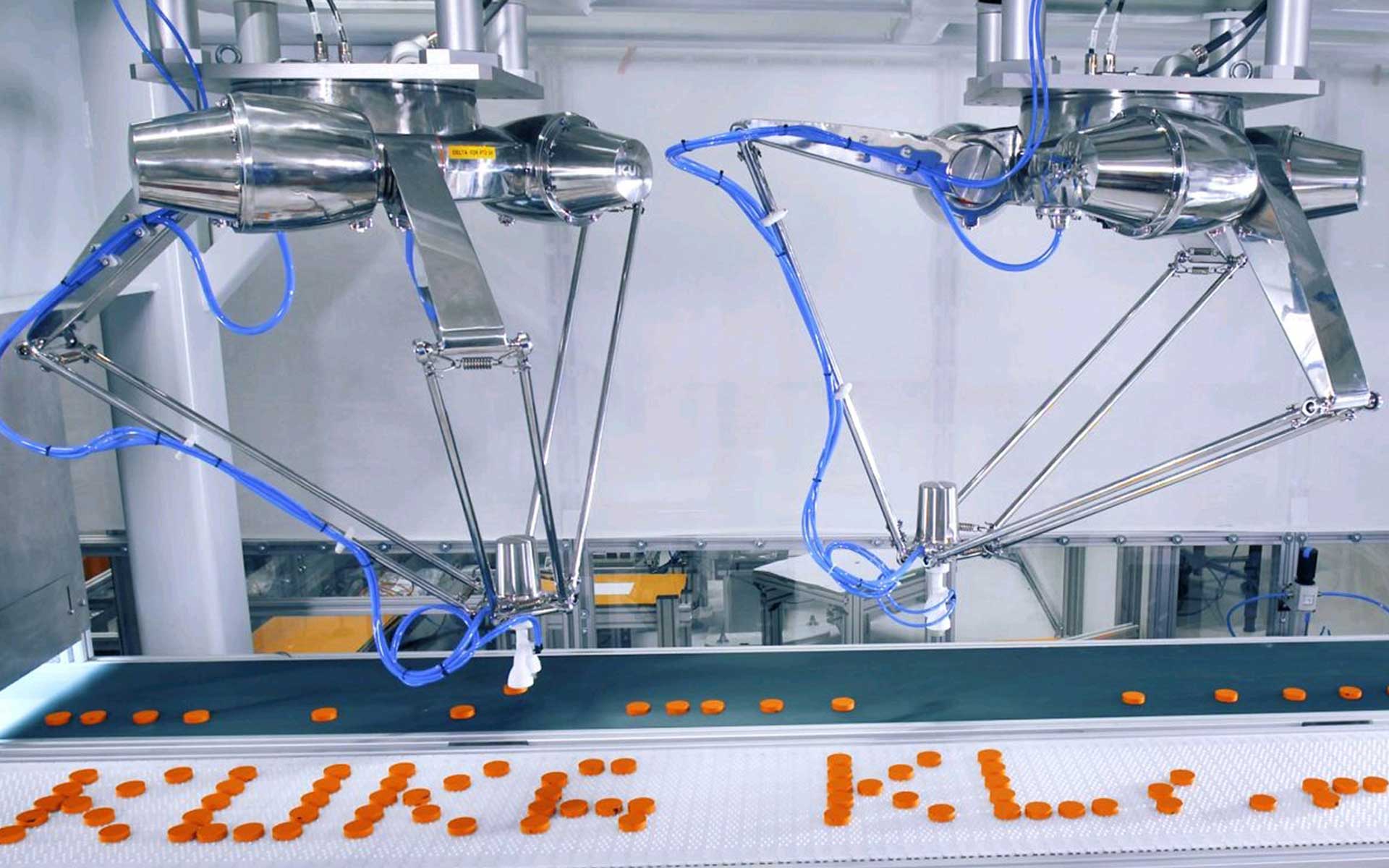 KUKA KR DELTA HM: at work laying pieces